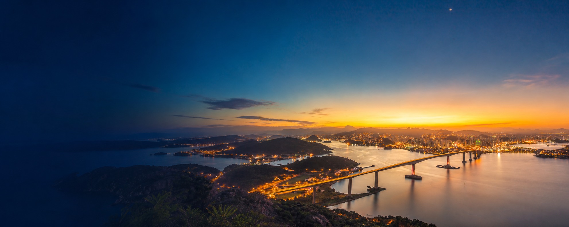 Vista panor&acirc;mica de Vit&oacute;ria, Esp&iacute;rito Santo, ao entardecer